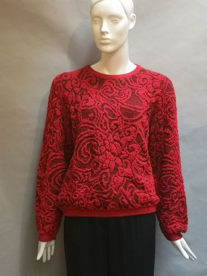 null GUY LAROCHE Boutique, GUY LAROCHE Tricot. Fort lot comprenant : Un pull et un...