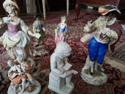 null Lot de groupes en porcelaine et biscuit (7 pièces) : danseuse, couple, angelot,...