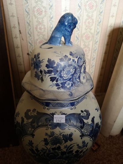 null DELFT XXe. Potiche couverte décor en bleu de fleurs, prise au lion H 48 cm