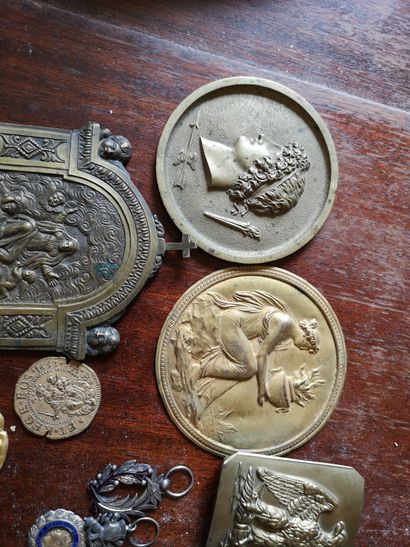 null Lot de médailles et décorations , plaques et cuivreries diverses