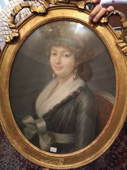 null Ecole du XIXème siècle



Portrait de femme à la robe bleue



Pastel ovale...