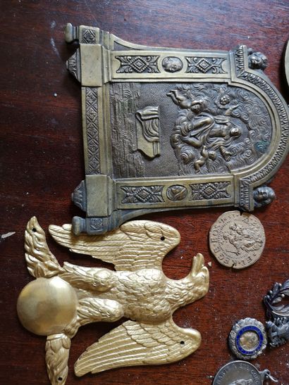 null Lot de médailles et décorations , plaques et cuivreries diverses