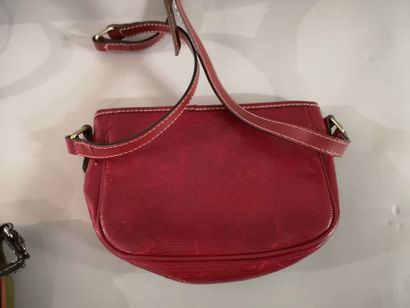 null LANCEL. Lot de trois sacs à bandoulière : - Petit sac rond en cuir grainé noir,...