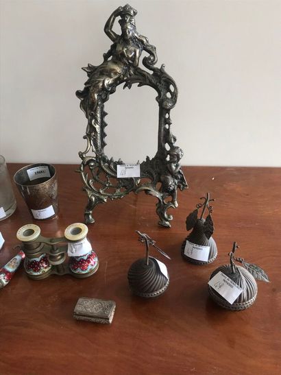null Lot : cadre de miroir en métal argenté, timbale, petite pendule lyre, 2 ronds...