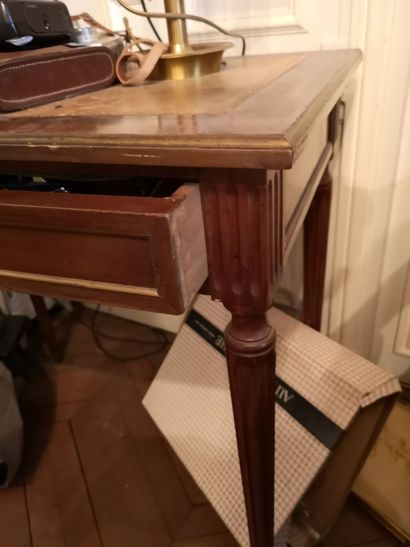 null Table à écrire ouvrant par un tiroir, pieds cannelés, style Louis XVI, 77x80x50...