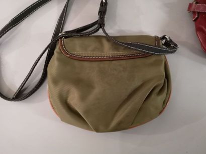 null LANCEL. Lot de trois sacs à bandoulière : - Petit sac rond en cuir grainé noir,...