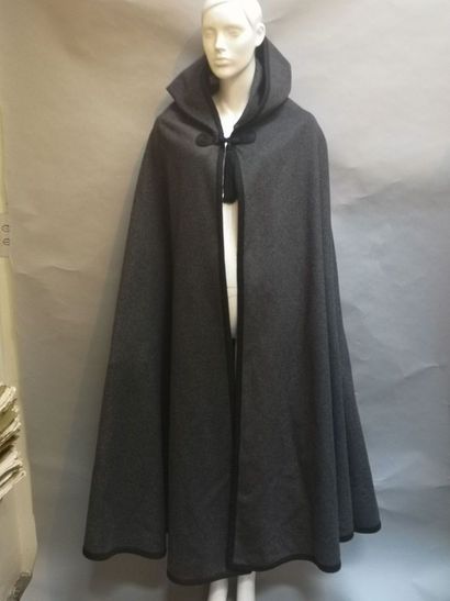 null YVES SAINT LAURENT Rive Gauche. Manteau cape d’inspiration marocaine en laine...