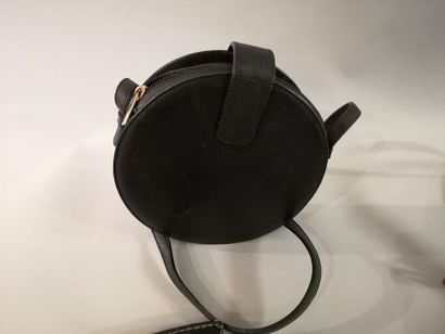 null LANCEL. Lot de trois sacs à bandoulière : - Petit sac rond en cuir grainé noir,...