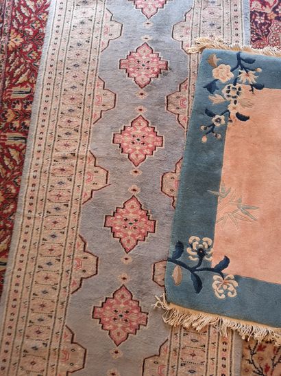 null 
Lot de 4 tapis comprenant :

Trois tapis dont deux galeries fond bleu et rose,...