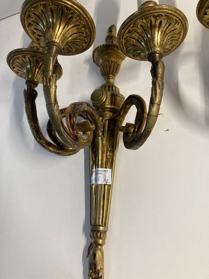  Paire d'appliques 3 lumières en bronze doré 
Style Louis XVI 
H : 42 - L : 30 cm...