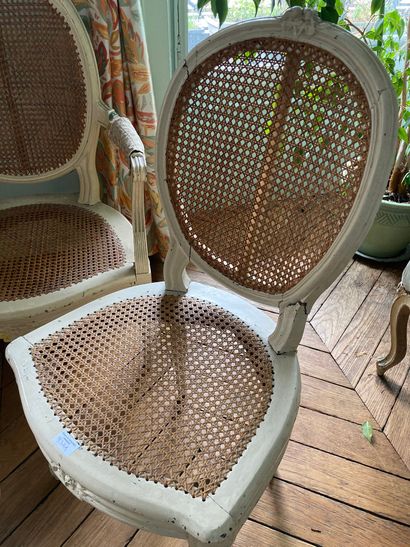 null Paire de chaises et deux fauteuils laqués et cannés 

Style Louis XVI 

H :...