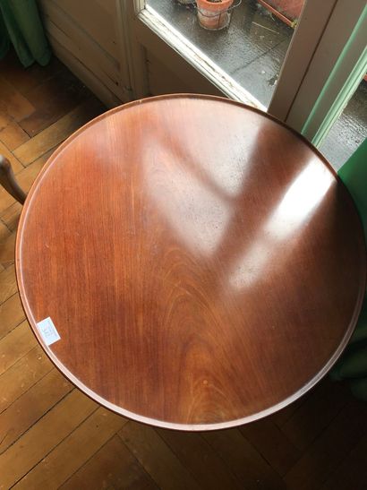 null Mahogany tripod pedestal table with tilting top 

around 1800

H : 70 top :...