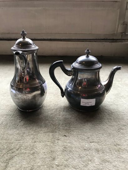 Silver coffee pot and teapot, lid with gadroons...