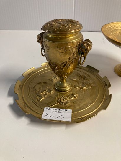 null Lot of gilt metal : 

cup on pedestal with wild animals signed F. Levillain....