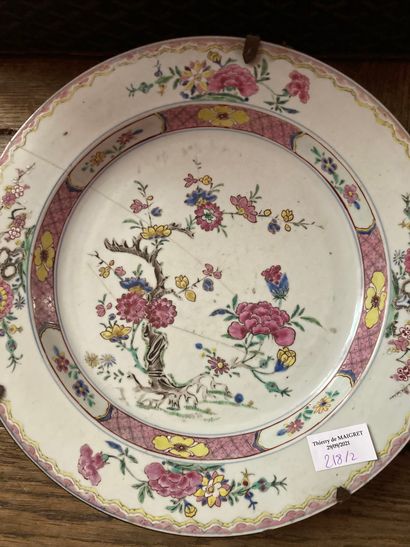 null Chine de commande

Deux plats à décor imari ou famille rose (accidents)

Diam...