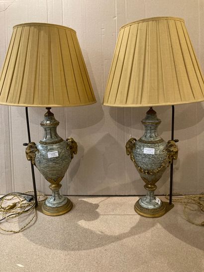  Pair of covered urns in green marble and gilt bronze 
H : 46 - W : 24 cm 
Two lamp...