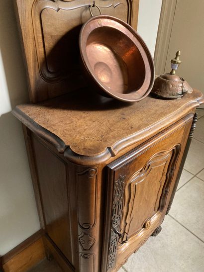 null Copper fountain and moulded walnut support furniture

H : 190 - W : 63 - D :...
