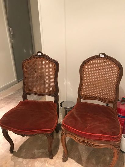  2 chaises cannées 
Epoque Louis XV 
Dimensions moyennes H : 94 - L : 46 - P : 44...