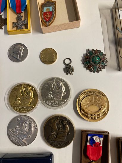 null Lot de décorations (dont Légion d'Honneur accidentée), médailles commémoratives

Lot...