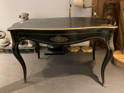 null Blackened wood desk, brass inlays, curved legs, one drawer in the belt

Napoleon...
