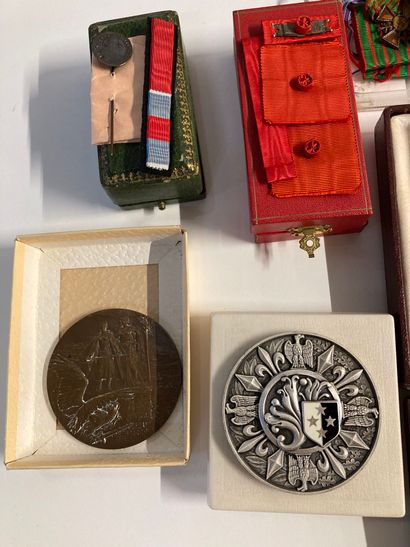 null Lot of decorations (including damaged Legion of Honor), commemorative medals

Lot...