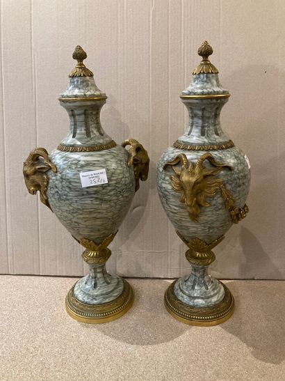  Paire d'urnes couvertes en marbre vert et bronze doré 
H : 46 - L : 24 cm 
On y...