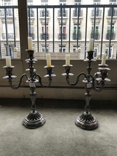 Paire de candélabres en métal argenté 
Style...