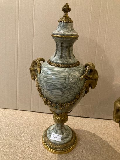 null Pair of covered urns in green marble and gilt bronze

H : 46 - W : 24 cm

Two...