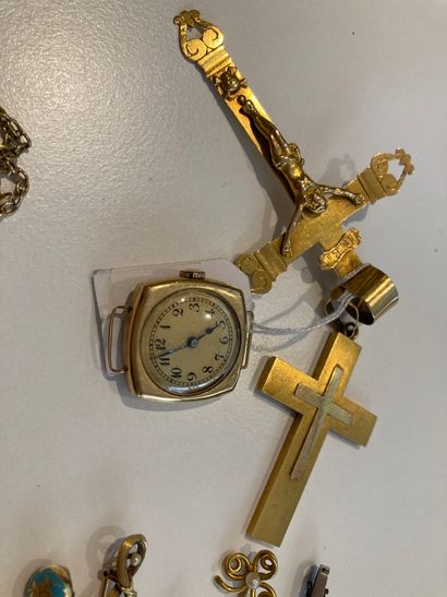 null 2 croix en or + 1 monture de montre en or + 1 broche en or (acc) + 

1 lot de...