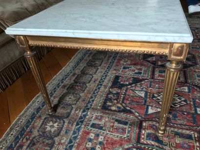 null Table basse en bois doré (usures, éclats)

Style Louis XVI

H : 43 - L : 105...