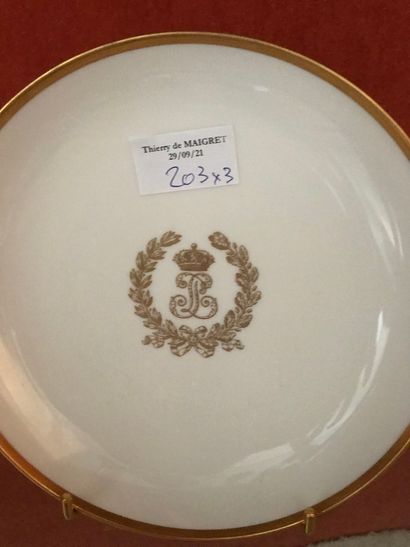  SEVRES 1856 White and gold dish, with the Louis Philippe figure 
D : 18 cm 
2 white...
