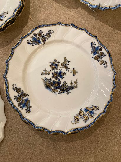 null SAXE ou HOLLANDE. Partie de service en porcelaine décor en bleu et rehauts d...