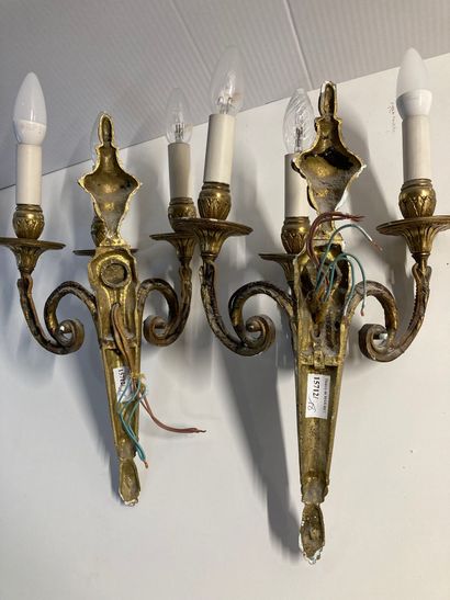 null Pair of gilt bronze 3-light sconces

Louis XVI style

H : 42 - W : 30 cm

Sold...