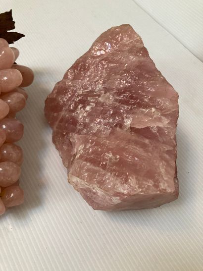 null Grappe de raisin et bloc de quartz rose.

Lot vendu en l'état