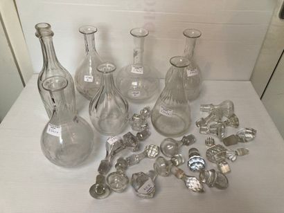  Lot including 7 carafes and lot of about 17 carafe stoppers 
Lot sold as is