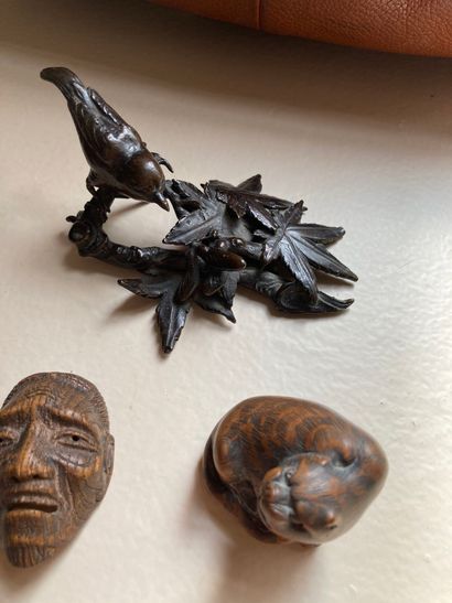 null JAPON, lot comprenant un petit bronze oiseau branché, deux masques miniatures,...
