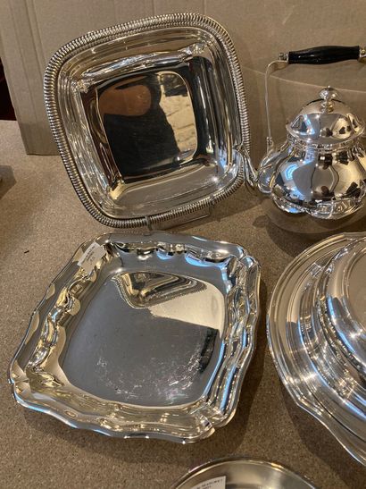  Lot of silver plated metal, various shapes : bowl, two square bowls, cooler, plate,...