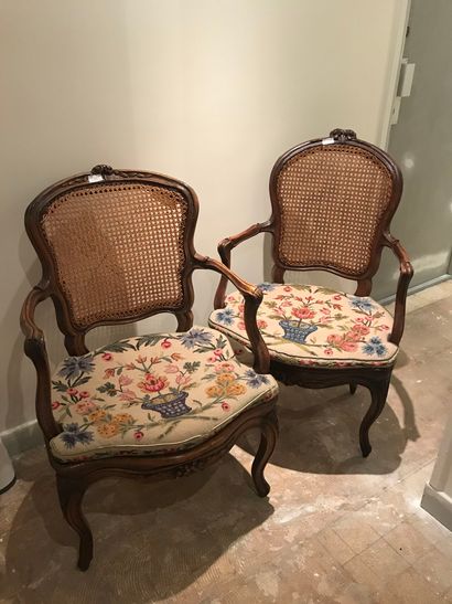  Trois fauteuils cabriolets 
Epoque Louis XV 
Dimensions moyennes H : 95 - L : 60...