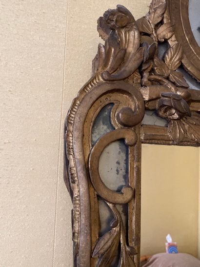 null Mirror with glazing, scroll decoration

H : 115 - W : 67 cm

Sold as is, with...