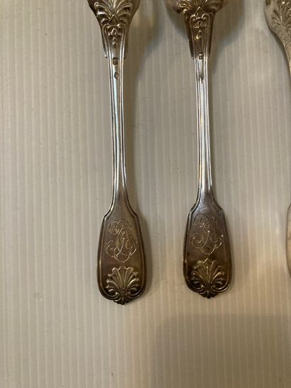 null Six pieces of silver cutlery with shell decoration

563g

Sold as is