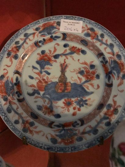 null COMPAGNIE DES INDES 1 Imari plate, 1 Famille Rose tea box, 1 sorbet and blue...