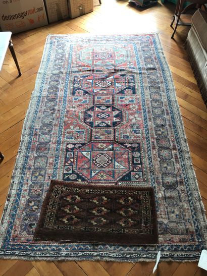  Deux tapis 
Caucase décor géométrique 250 x 130 cm (très usé) 
Petit tapis de selle...