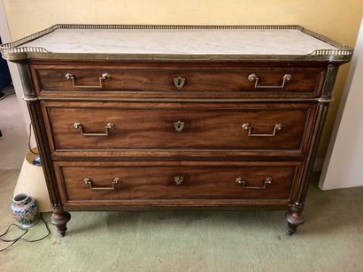 Three drawer chest of drawers 
Around 1800...