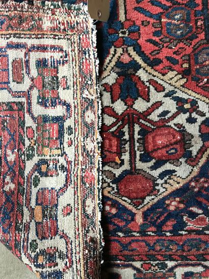  Ensemble de 4 tapis Perse, Boukhara ou Caucase (usures) 
-un fond rouge et bleu...