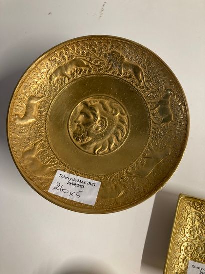  Lot de métal doré : 
coupe sur piédouche à décor d'animaux sauvages signée F. Levillain....