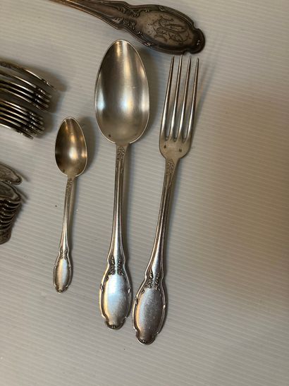 null 12 silver cutlery + 10 teaspoons + 1 silver ladle

2kg490

Lot sold as is
