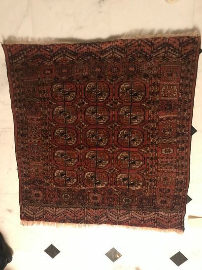 null 2 petits tapis

CAUCASE et BOUKHARA (usures)

107 x 113 cm

118 x 178 cm

Lot...