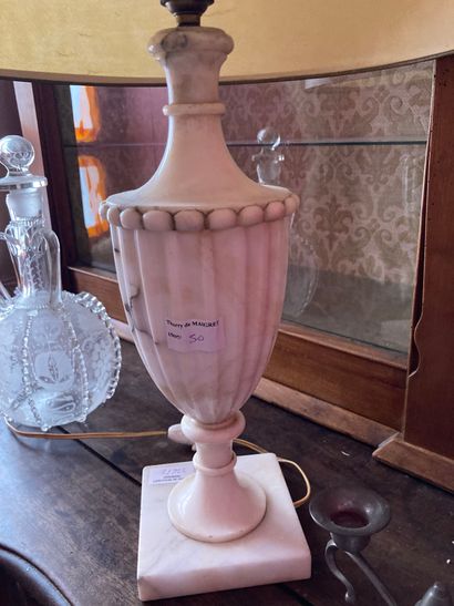  Lot including: an alabaster lamp (H: 34 cm), pewter candelabra (H: 9,5 cm) 
Lot...