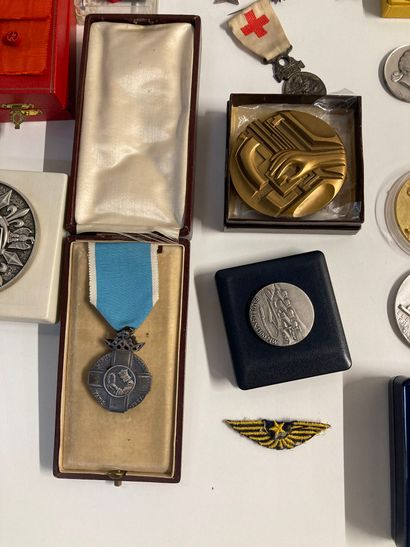 null Lot of decorations (including damaged Legion of Honor), commemorative medals

Lot...