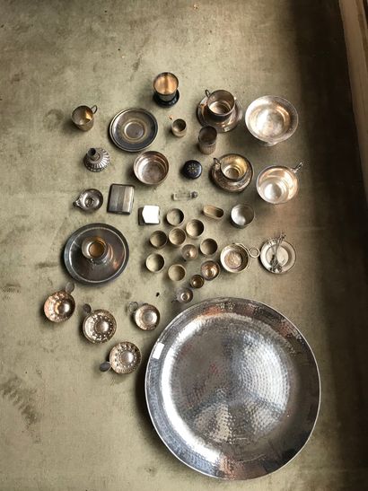 Lot de métal argenté : coquetier, tasses...